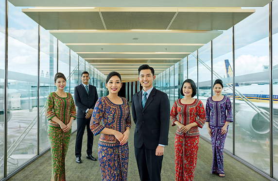 Singapore Airlines Cabin Crew mit Skytrax Signage