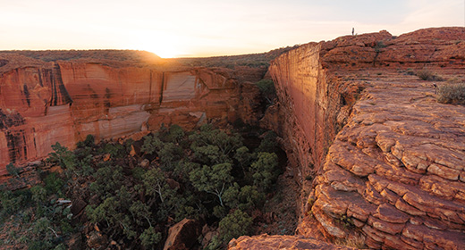 Uluru bei Sonnenuntergang mit Lichterfestival im Vordergrund